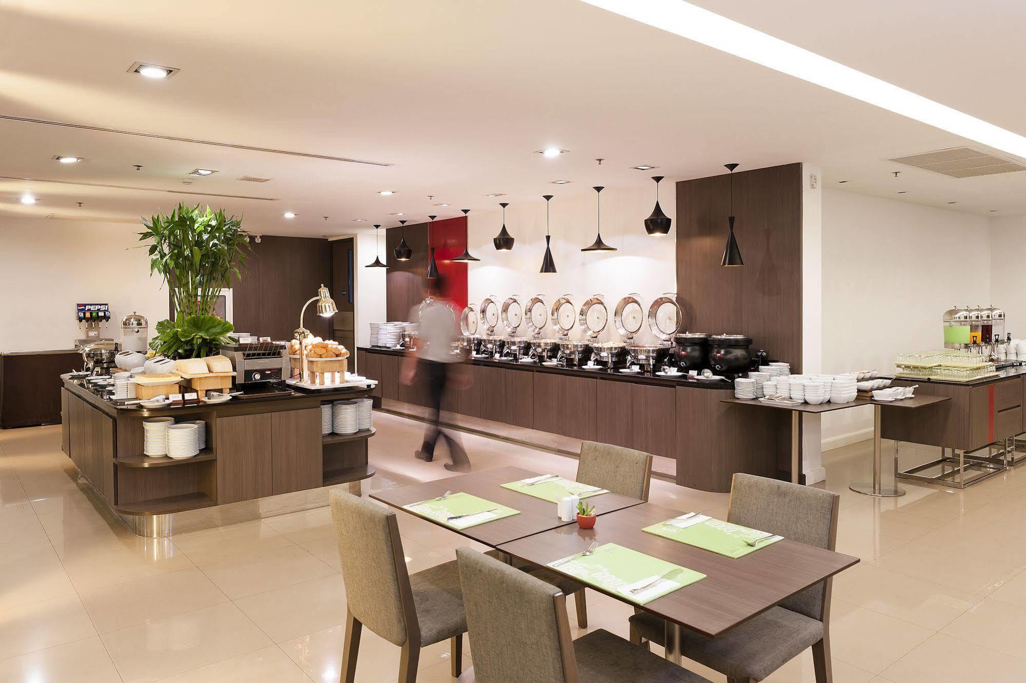 Khách sạn Ibis Riverside 3*